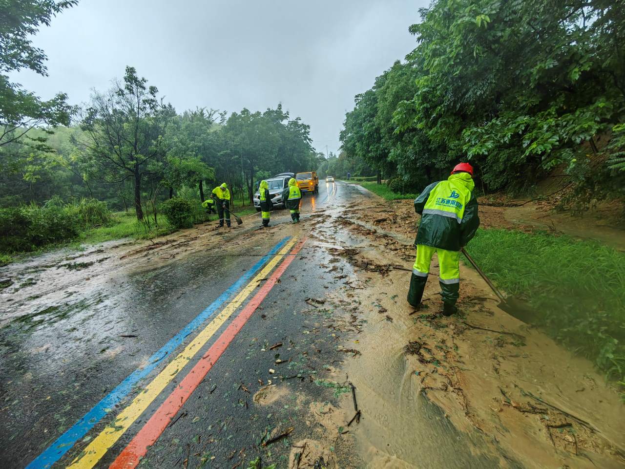 公司积极抗击暴雨保畅通