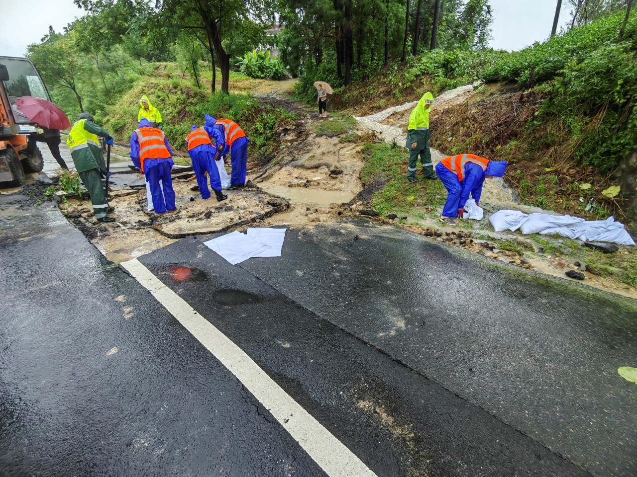 公司积极抗击暴雨保畅通